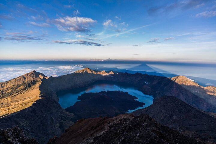 3D/2N Rinjani trekking summit,lake and hot springs.