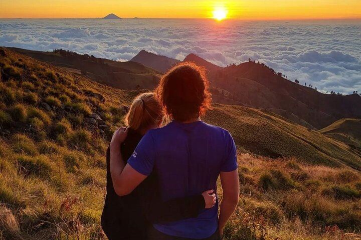 3D/2N Rinjani trekking summit,lake and hot springs.
