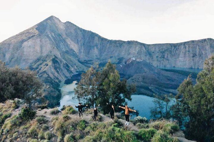 3D/2N Rinjani trekking summit,lake and hot springs.