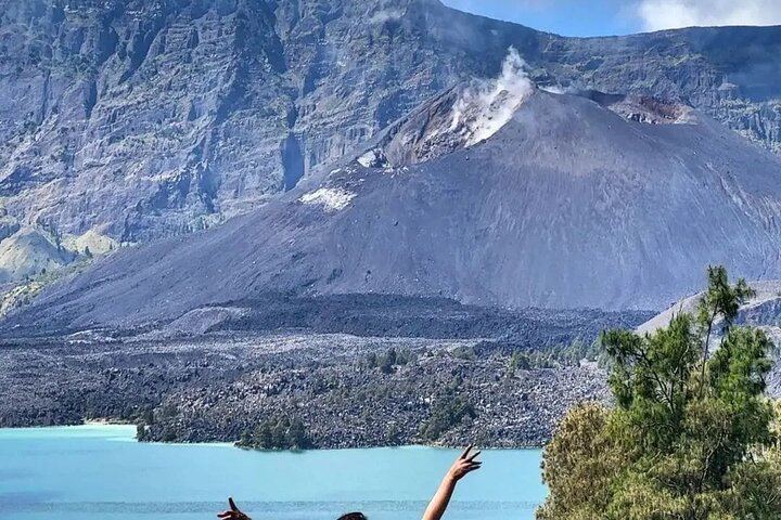3D/2N Rinjani trekking summit,lake and hot springs.