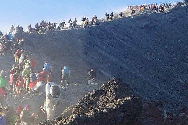 3D/2N Rinjani trekking summit,lake and hot springs.