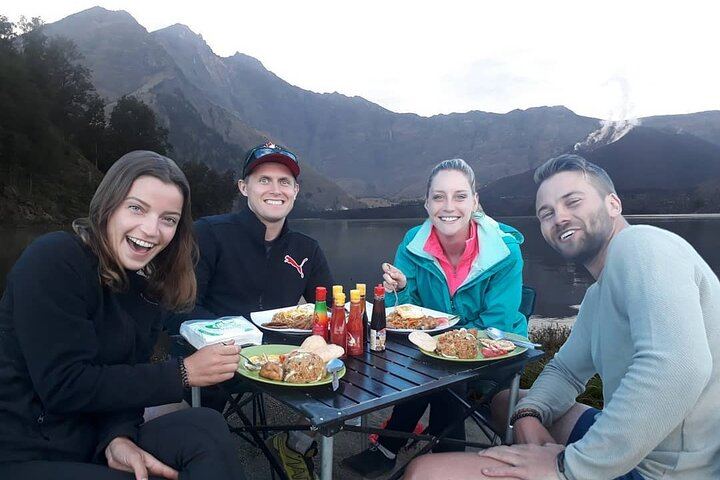 3D/2N Rinjani trekking summit,lake and hot springs.