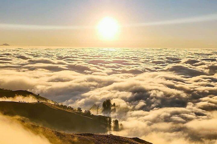 3D/2N Rinjani trekking summit,lake and hot springs.