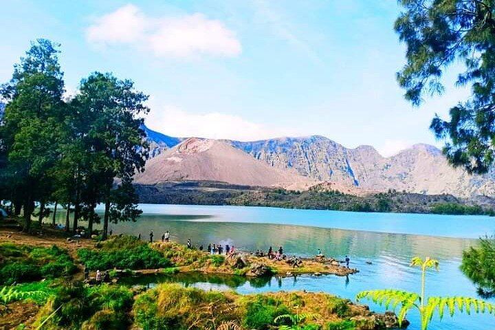 3D/2N Rinjani trekking summit,lake and hot springs.