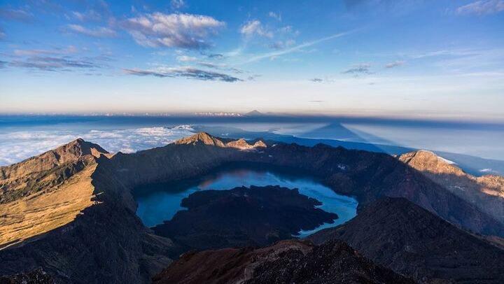 3D/2N Rinjani trekking summit,lake and hot springs.