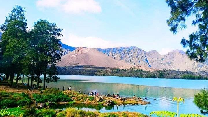 3D/2N Rinjani trekking summit,lake and hot springs.