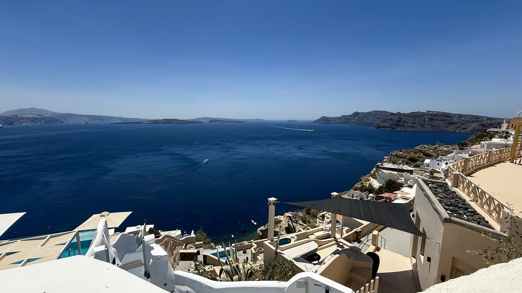 The small harbour of Ammoudi Bay at the foot of the cliff below Oia, Santorini, Greece