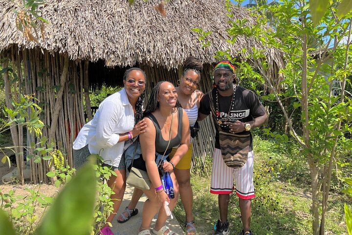 Ancestral medicine, cultural immersion and knowledge, San Basilio de Palenque, the first free town in America.