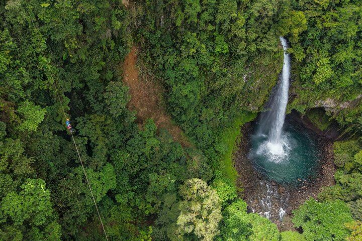 Arenal 12 Zipline Cables Experience Fly over La Fortuna Waterfall