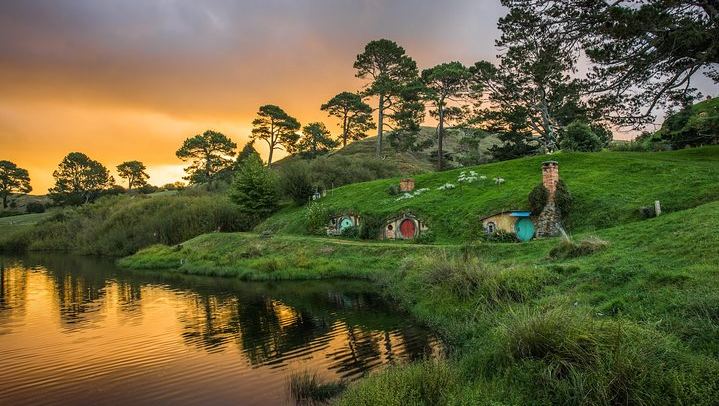 Auckland to Hobbiton Movie Set and Rotorua's Geothermal Valley