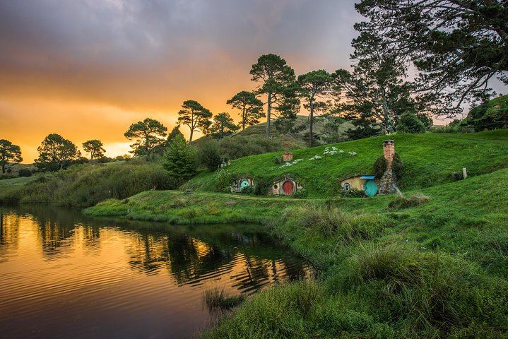 Auckland to Hobbiton Movie Set and Rotorua's Geothermal Valley