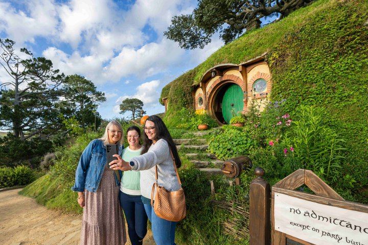 Auckland to Hobbiton Movie Set and Rotorua's Geothermal Valley
