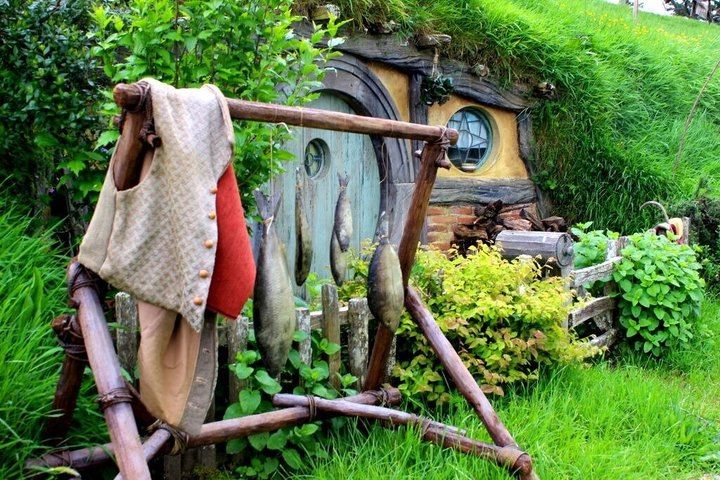 Auckland to Hobbiton Movie Set and Rotorua's Geothermal Valley