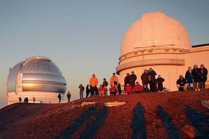 Awaiting a sunset above the clouds on Maunakea