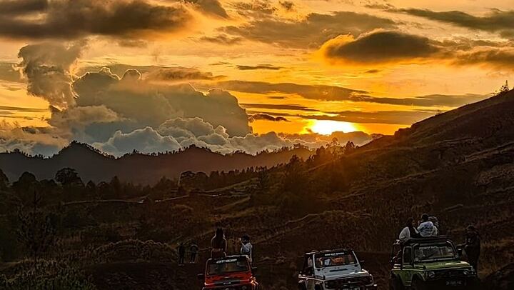 Batur 4WD Jeep Sunrise & Black Lava Tour Adventure with Breakfast