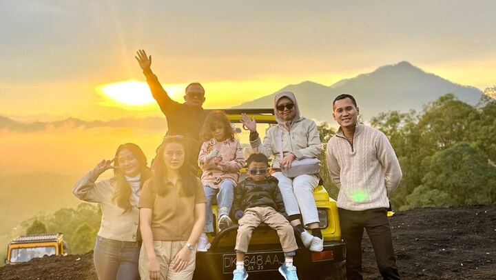 Batur 4WD Jeep Sunrise & Black Lava Tour Adventure with Breakfast