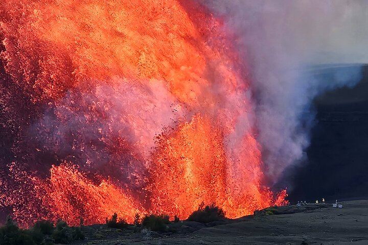 Big Island Waterfalls, Blacksand Beaches, Lava Tubes & Volcanoes
