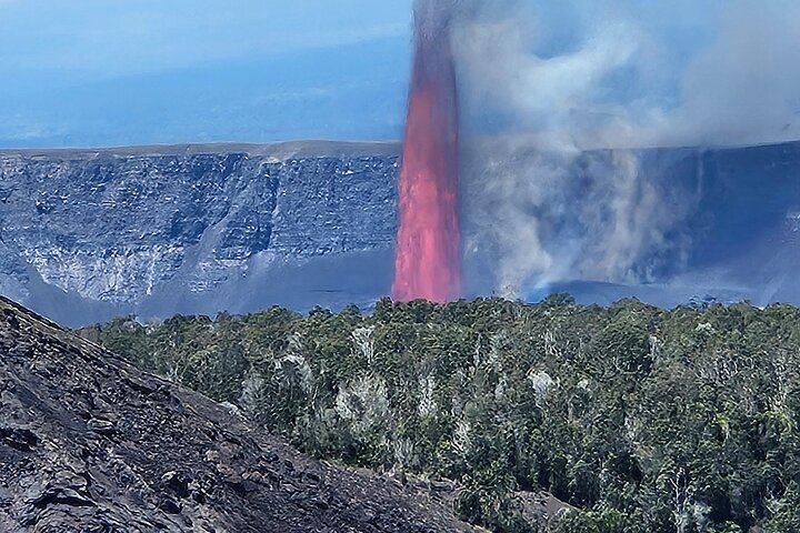 Big Island Waterfalls, Blacksand Beaches, Lava Tubes & Volcanoes