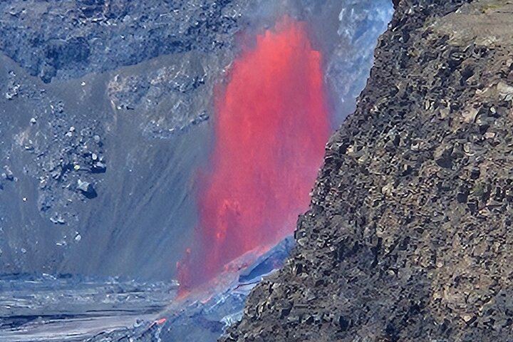 Big Island Waterfalls, Blacksand Beaches, Lava Tubes & Volcanoes