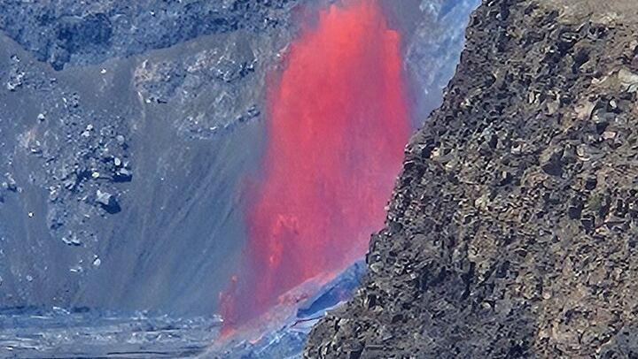 Big Island Waterfalls, Blacksand Beaches, Lava Tubes & Volcanoes