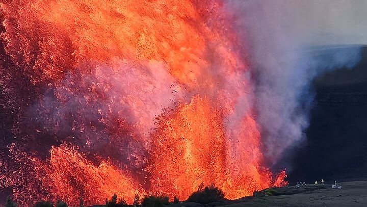 Big Island Waterfalls, Blacksand Beaches, Lava Tubes & Volcanoes