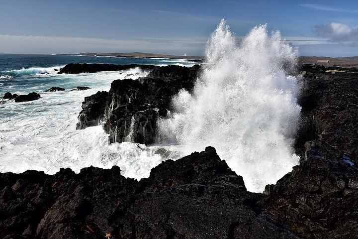 Breaking waves at Brimketill