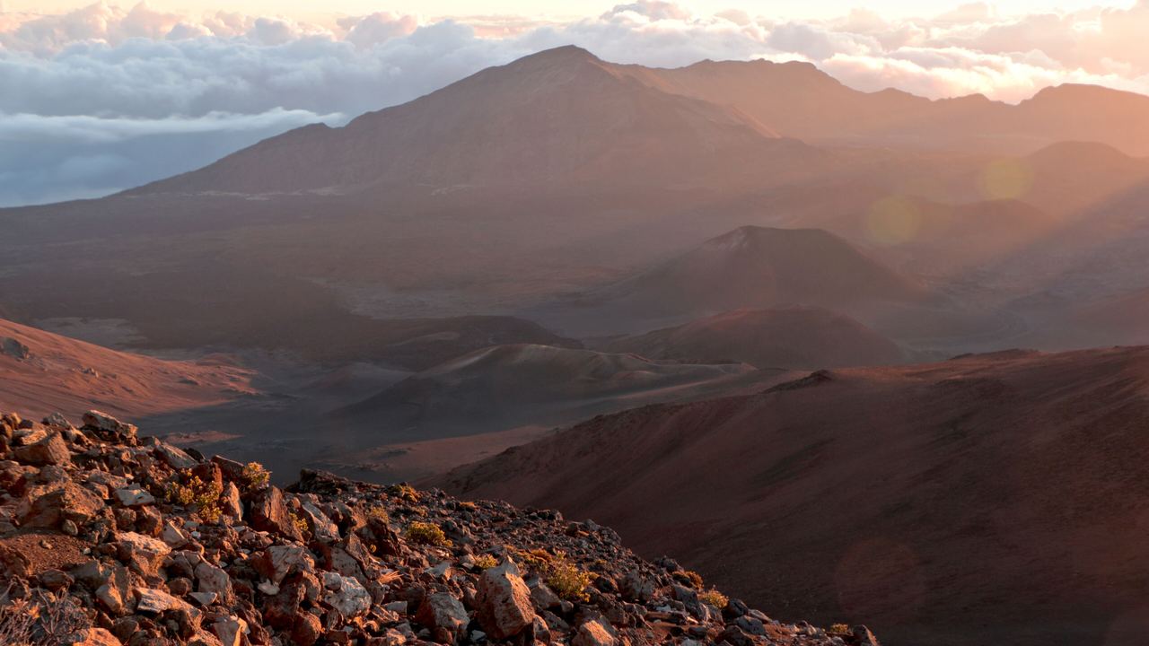 First light over the cloud layer seen from the summit of Haleakalā on Maui, Hawaiʻi