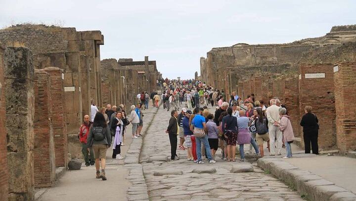 Day Trip to Pompeii, Herculaneum and Vesuvius from Naples