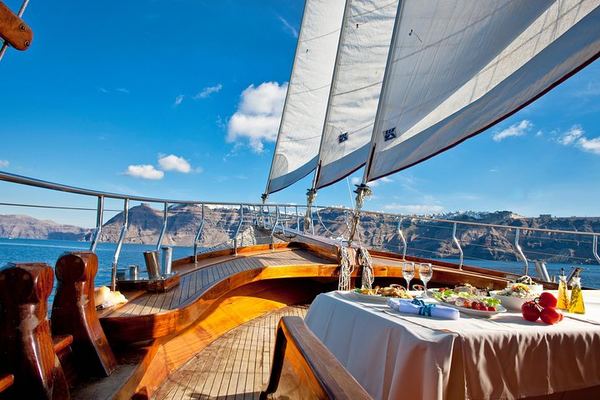 Caldera Sunset Sail: Nea Kameni Ridge, Hot Springs, Dinner Aboard