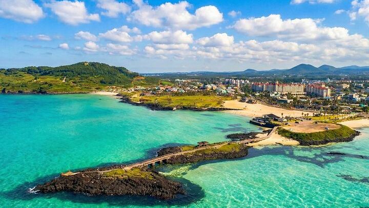 Emerald waters and soft white sand at Hamdeok Beach, one of Jeju’s most beloved seaside escapes.