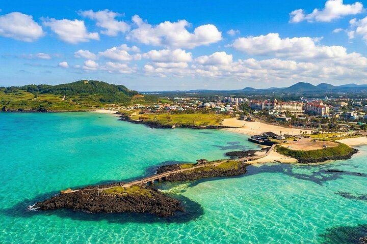 Emerald waters and soft white sand at Hamdeok Beach, one of Jeju’s most beloved seaside escapes.