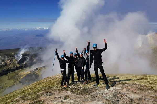 Etna North to 3,320 m with Ashàra: Sulphur Colours and the Crater Rims