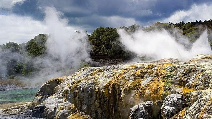 Ex Auckland: Rotorua Māori Village with Haka and Hot Springs