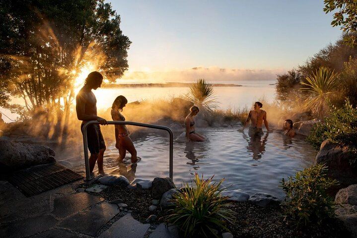 Ex Auckland: Rotorua Māori Village with Haka and Hot Springs