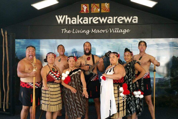 Ex Auckland: Rotorua Māori Village with Haka and Hot Springs
