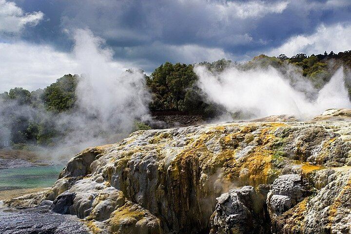 Ex Auckland: Rotorua Māori Village with Haka and Hot Springs