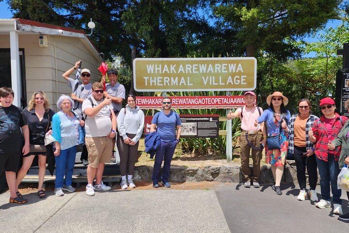 Ex Auckland: Rotorua Māori Village with Haka and Hot Springs