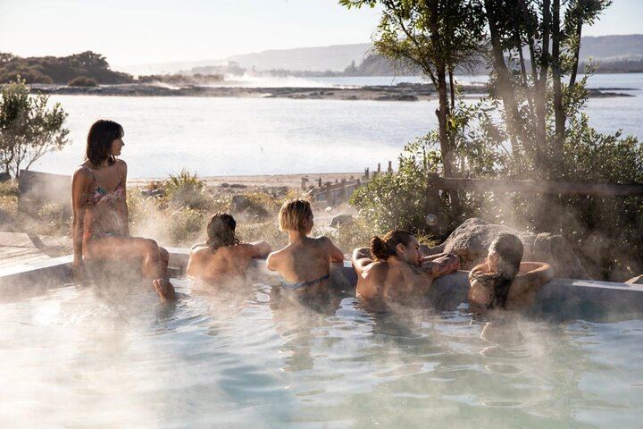 Ex Auckland: Rotorua Māori Village with Haka and Hot Springs