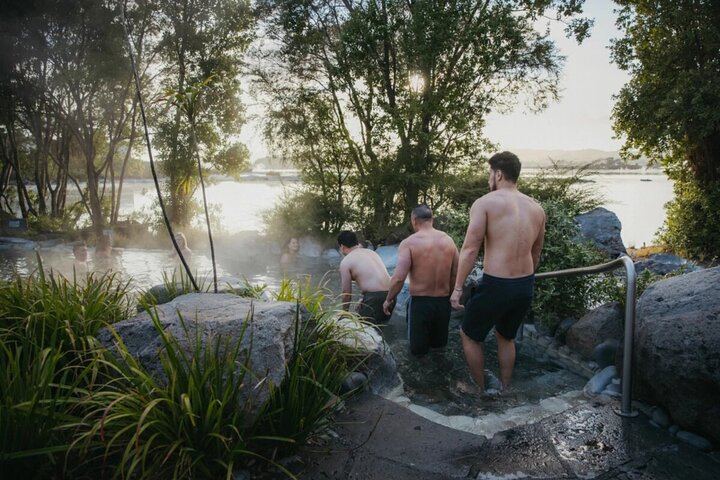 Ex Auckland: Rotorua Māori Village with Haka and Hot Springs
