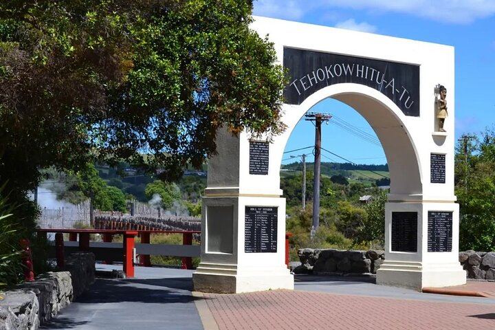 Ex Auckland: Rotorua Māori Village with Haka and Hot Springs