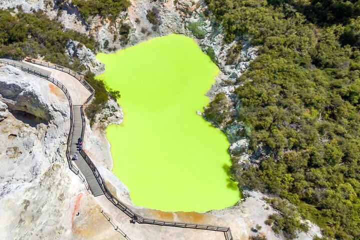 From Auckand: Waiotapu and Polynesian Spa Rotorua Day Tour