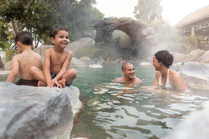 From Auckand: Waiotapu and Polynesian Spa Rotorua Day Tour