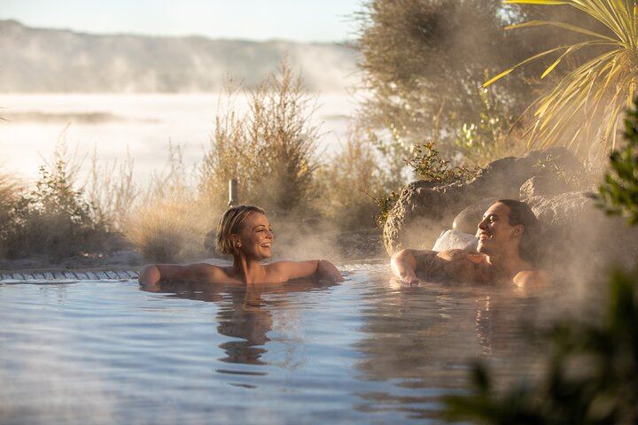 From Auckand: Waiotapu and Polynesian Spa Rotorua Day Tour
