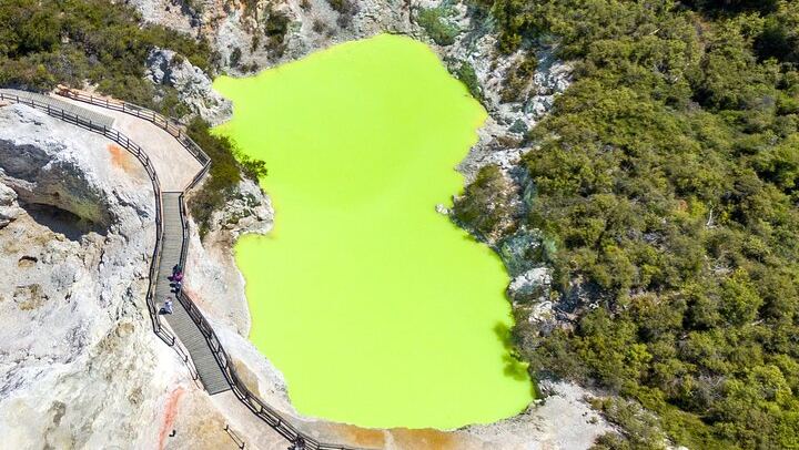 From Auckand: Waiotapu and Polynesian Spa Rotorua Day Tour