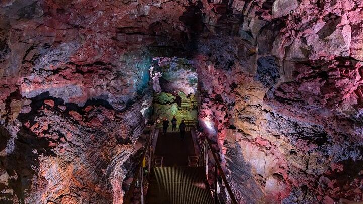 From Reykjavík: Evening Lava Tunnel Tour and Northern Lights Tour