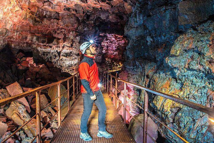 From Reykjavík: Evening Lava Tunnel Tour and Northern Lights Tour