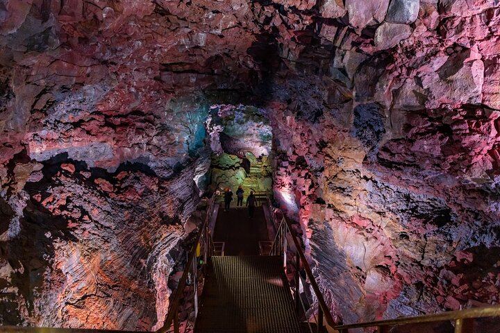 From Reykjavík: Evening Lava Tunnel Tour and Northern Lights Tour