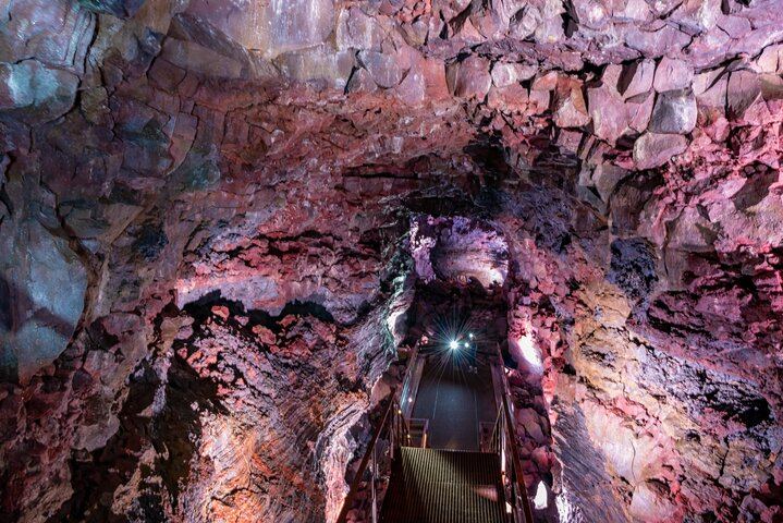 From Reykjavík: Evening Lava Tunnel Tour and Northern Lights Tour