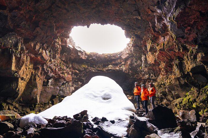 From Reykjavík: Evening Lava Tunnel Tour and Northern Lights Tour