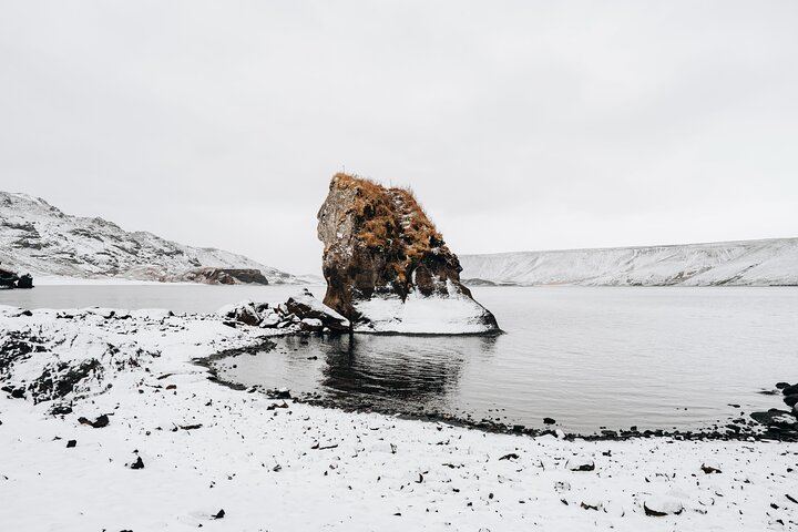 From Reykjavík: Reykjanes Lava Fields & Grindavík Minibus Tour